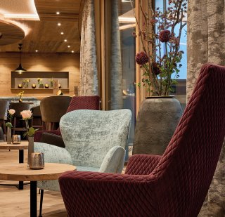 Laschenskyhof - Bar Dekovorhang, Fauteuils, Beistelltische, Fauteuil gesteppter Stoff in rot, Fauteuil melierter Stoff bläulich, Barhocker